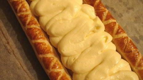 винные груши с кремом муслин на слоеном тесте