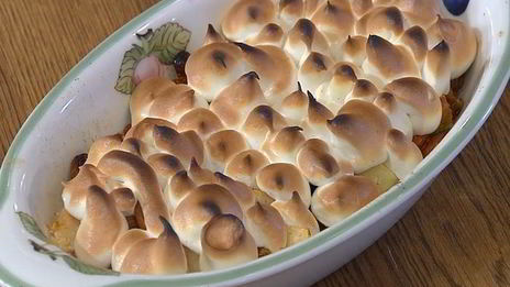 яблочные дольки под белковым кремом