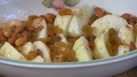 яблочные дольки под белковым кремом