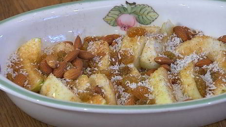 яблочные дольки под белковым кремом