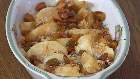 яблочные дольки под белковым кремом