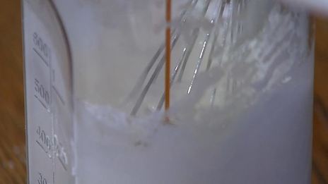 яблочные дольки под белковым кремом