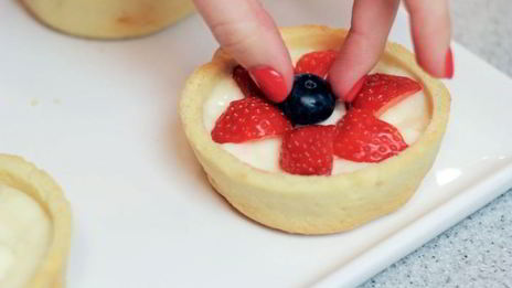 ягодные корзиночки с заварным кремом