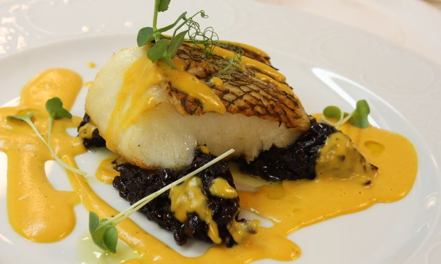 Рецепт чилийский сибасс с луковым мармеладом и пряным соусом из батата