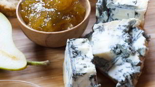 Горгонзола с хлебом, медом и мармеладом