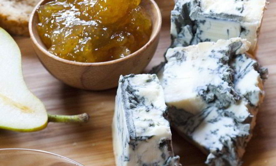 Рецепт горгонзола с хлебом, медом и мармеладом