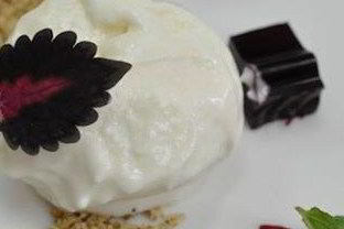 Мороженное из пармезана с мармеладом из свеклы