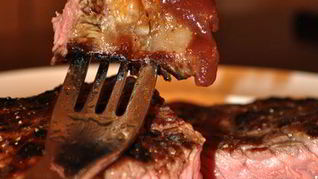 Стейк с соусом Луковый мармелад