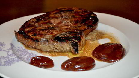 стейк с соусом луковый мармелад