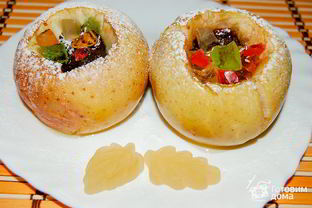 Яблоки, фаршированные мармеладом, изюмом и орехами