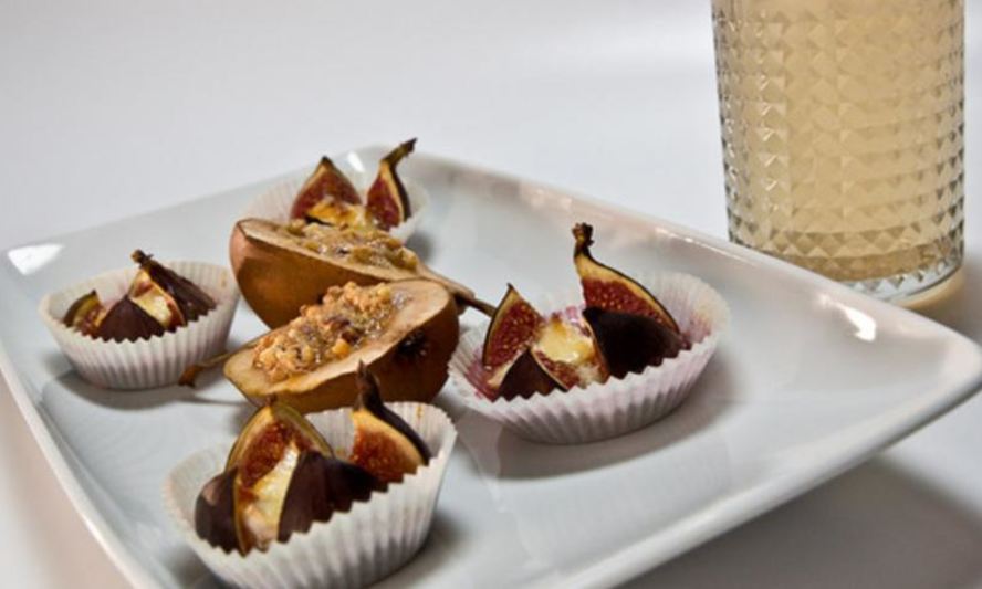 Рецепт медовые груши с орехами и запеченным инжиром