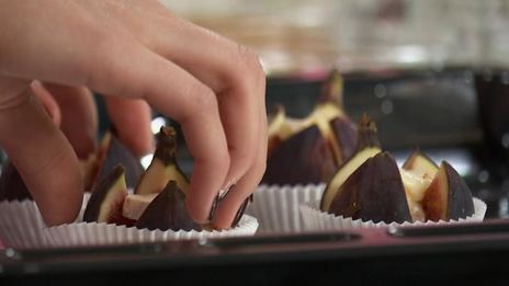 медовые груши с орехами и запеченным инжиром