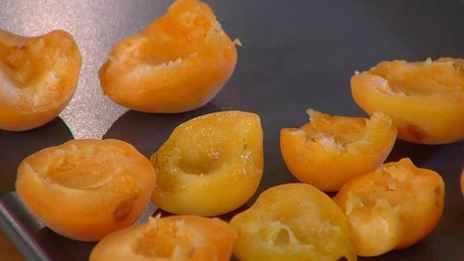 йогуртовое мороженое с запеченными абрикосами