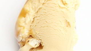 Карамельное мороженое с солеными претцелями и карамельной прослойкой