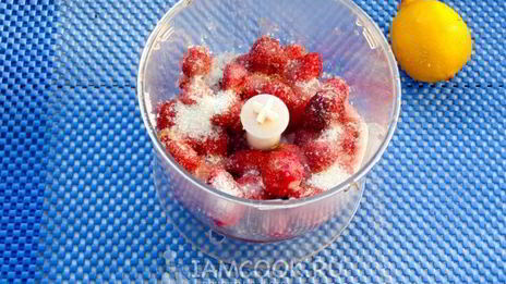 клубничное мороженое из сметаны