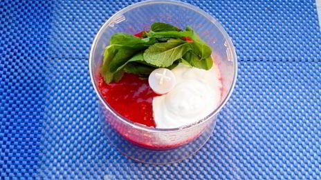 клубничное мороженое из сметаны