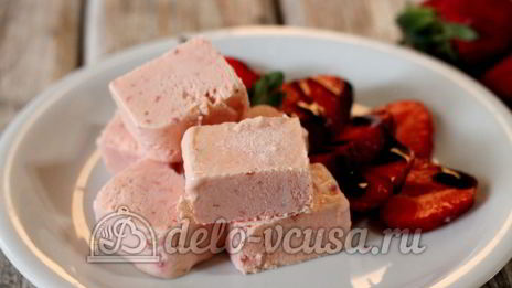 клубничное мороженое