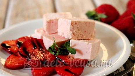 клубничное мороженое