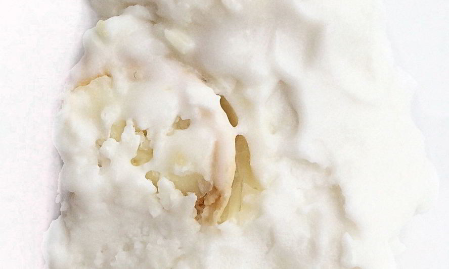 Рецепт кокосовое мороженое с миндалем, кокосовой стружкой и конфетами raffaello