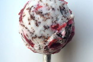 Кокосовое мороженое с вишней и темным шоколадом