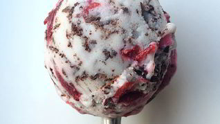 Кокосовое мороженое с вишней и темным шоколадом