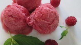 Малиново-имбирный сорбет и мороженое