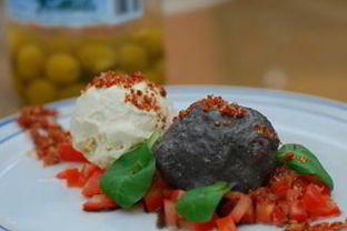 Мороженое из зеленых и черных оливок