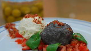 Мороженое из зеленых и черных оливок