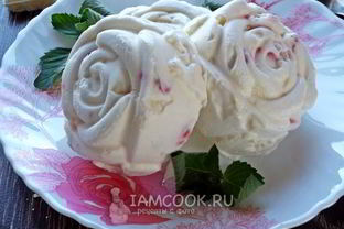 Мороженое с клубникой и белым шоколадом