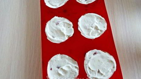 мороженое с клубникой и белым шоколадом