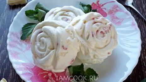 мороженое с клубникой и белым шоколадом