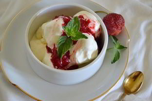 Мороженое с клубникой и малиной