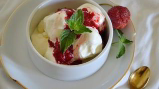 Мороженое с клубникой и малиной