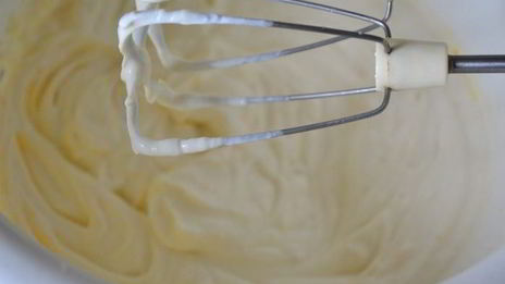 мороженое с клубникой и малиной