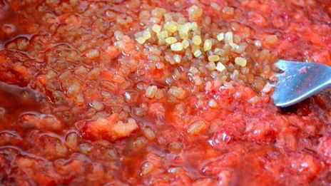 мороженое с клубникой и малиной