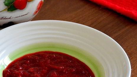 мороженое с клубникой и малиной