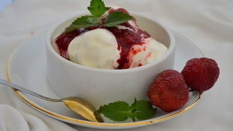 мороженое с клубникой и малиной