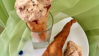 Мороженое с шоколадным пралине в блинных рожках