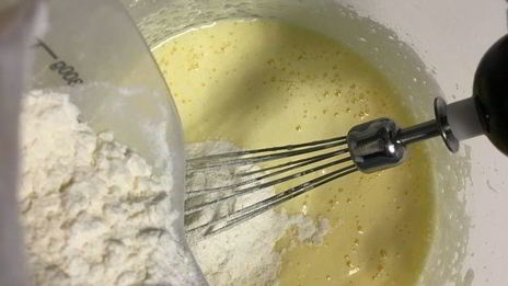 мороженое с шоколадным пралине в блинных рожках