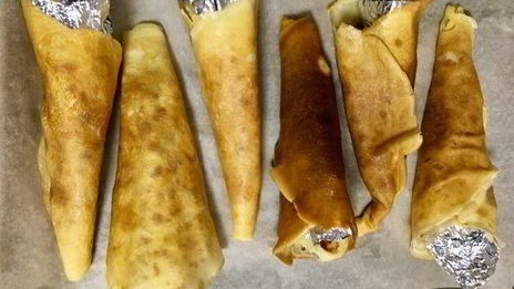 мороженое с шоколадным пралине в блинных рожках