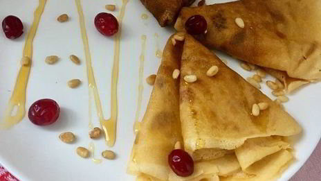 мороженое с шоколадным пралине в блинных рожках