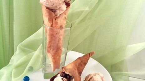 мороженое с шоколадным пралине в блинных рожках