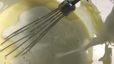 мороженое с шоколадным пралине в блинных рожках