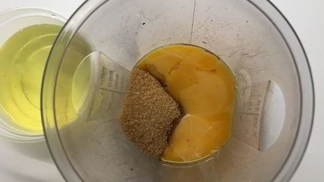 мороженое с шоколадным пралине в блинных рожках