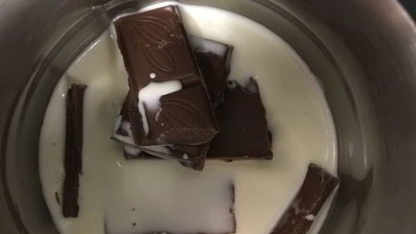 мороженое с шоколадным пралине в блинных рожках