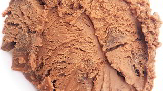 Мороженое с шоколадом, темным пивом и кусочками пивного брауни