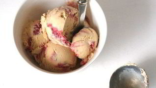 Мороженое с тростниковым сахаром и клубнично-ревенной прослойкой