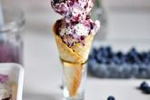 Мороженое со вкусом черничного чизкейка