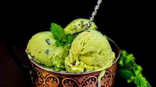 Мятное мороженое с шоколадом
