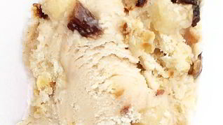 Пряное сливочное мороженое с кусочками марципана и штоллена